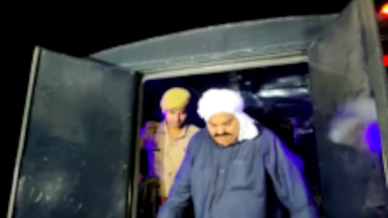 प्रयागराज से पुलिस लेकर निकली थी अतीक अहमद को, क्या हुआ रातभर, देखिए यहां UPTak