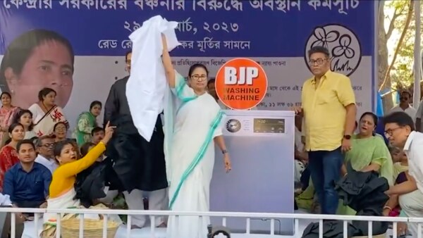 ममता बनर्जी ने दिखाया ‘भाजपाई वॉशिंग मशीन’ का डेमो, अखिलेश ने वीडियो शेयर कर कही ये बात