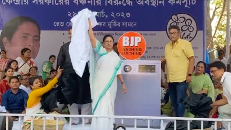 ममता बनर्जी ने दिखाया ‘BJP वॉशिंग मशीन’ का डेमो, अखिलेश ने वीडियो शेयर कर कही ये बात ममता बनर्जी ने दिखाया ‘भाजपाई वॉशिंग मशीन’ का डेमो, अखिलेश ने वीडियो शेयर कर कही ये बात