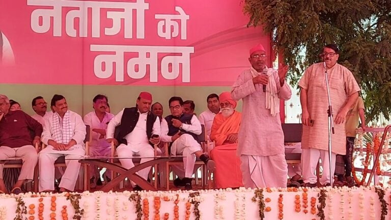 ‘नेता जी’ मुलायम सिंह के निधन के बाद इस बार सैफई में नहीं खेली गई होली, अखिलेश-शिवपाल रहे मौजूद UP Tak