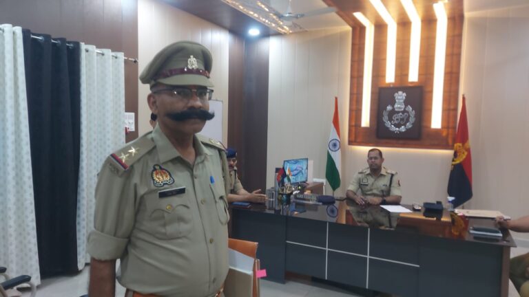 लखीमपुर खीरी: ‘मूछें हो तो ऐसी’, सब इंस्पेक्टर की मूंछों के कायल हो गए एसपी, दिया इनाम UPTak