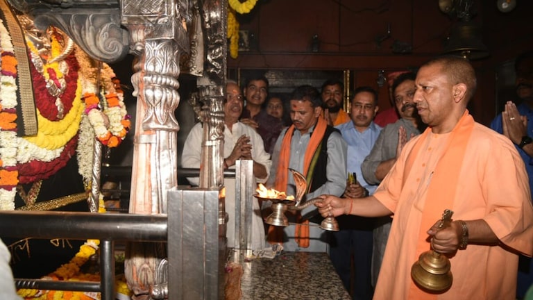 वाराणसी: हड़ताल का असर, कालभैरव मंदिर में CM योगी के पूजन के दौरान गुल रही बिजली UP Tak