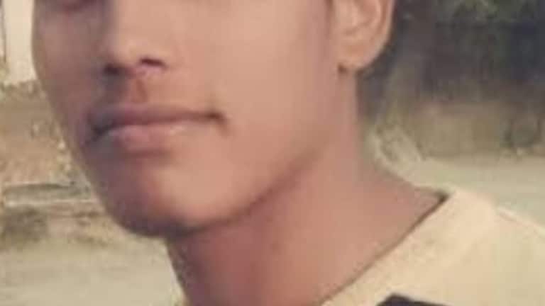 प्रयागराज: सेना भर्ती नाम पर मिला झांसा! ‘मैं टूट गया हूं’ दर्दभरा नोट लिख ट्रेन के आगे लेटा प्रयागराज: सेना भर्ती नाम पर मिला झांसा! ‘मैं टूट गया हूं’ दर्दभरा नोट लिख ट्रेन के आगे लेटा