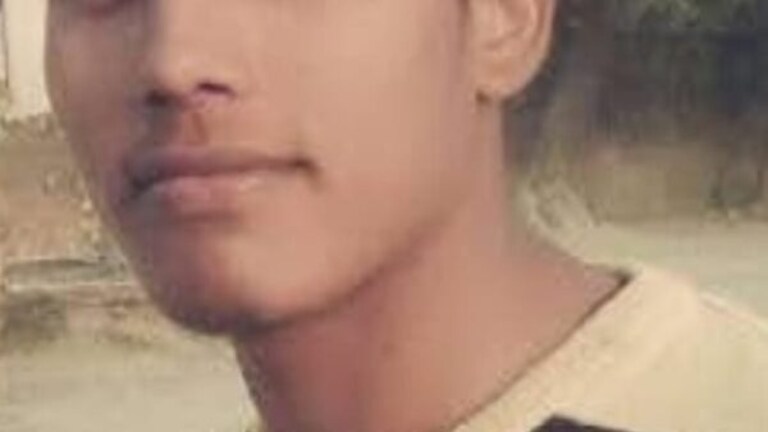 प्रयागराज: सेना भर्ती नाम पर मिला झांसा! ‘मैं टूट गया हूं’ दर्दभरा नोट लिख ट्रेन के आगे लेटा प्रयागराज: सेना भर्ती नाम पर मिला झांसा! ‘मैं टूट गया हूं’ दर्दभरा नोट लिख ट्रेन के आगे लेटा