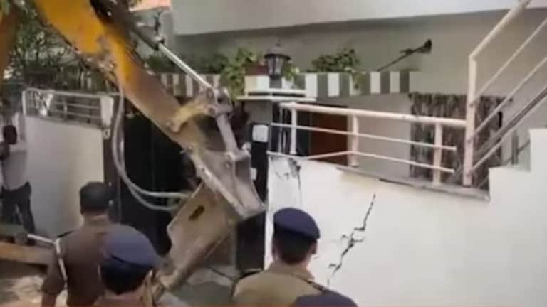 उमेश पाल हत्याकांड: आरोपियों की संपत्तियों पर चला बुल्डोजर, अतीक के करीबी पर भी कार्रवाई UP Tak