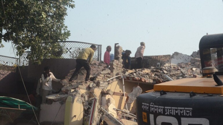 उमेश पाल मर्डर: गिराना था आरोपी का घर, बुल्डोजर ऐसा चला कि पड़ोसियों के मकान भी हो गए डैमेज UP Tak
