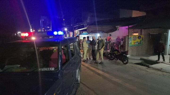 संभल: रंग एकादशी पर शोक उठाने के दौरान लगा दिया गुलाल, फिर जमकर हुआ पथराव, जानें UP Tak