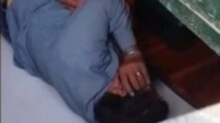 मुजफ्फरनगर: स्कूल की कक्षा में नशे में बेसुध पड़ा शख्स, वीडियो वायरल, ग्रामीण बोले- ये शिक्षक है UP Tak