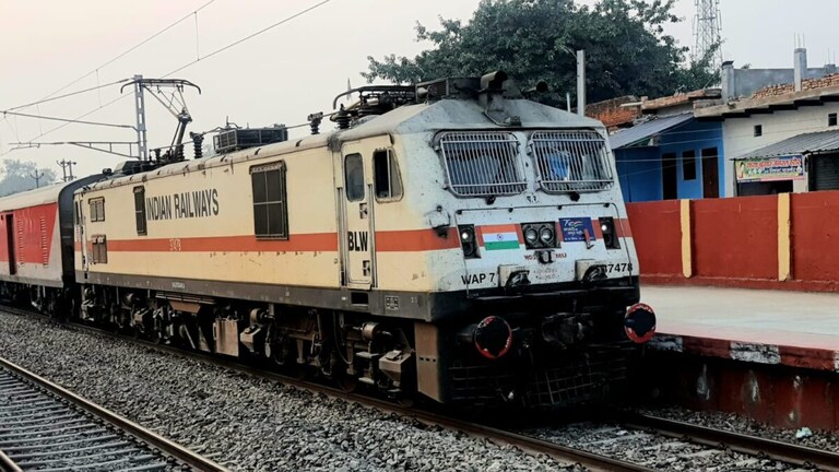 यात्रीगण कृपया ध्यान दें! गोरखपुर रूट पर यात्रियों की बढ़ेगी मुसीबत, 70 ट्रेनें रद्द, देखें पूरी लिस्ट UP Tak