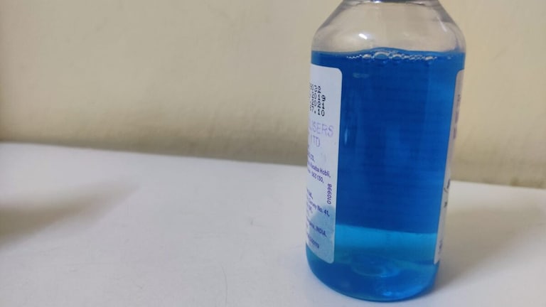 नोएडा: कफ सिरप मामले में कंपनी का लाइसेंस रद्द करने की प्रक्रिया शुरू, कंपनी के मालिक फरार नोएडा: कफ सिरप मामले में कंपनी का लाइसेंस रद्द करने की प्रक्रिया शुरू, कंपनी के मालिक फरार