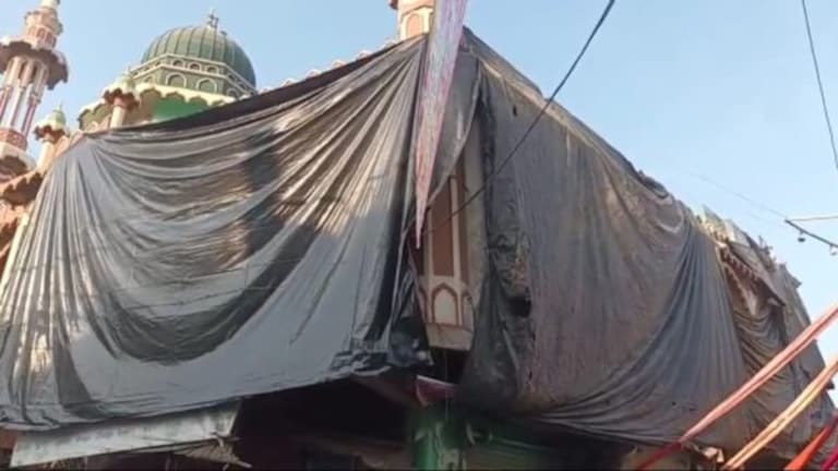 संभल, शाहजहांपुर के बाद अब अलीगढ़ में ढकी गई मस्जिद, पर क्यों? होली को लेकर प्रशासन अलर्ट UP Tak