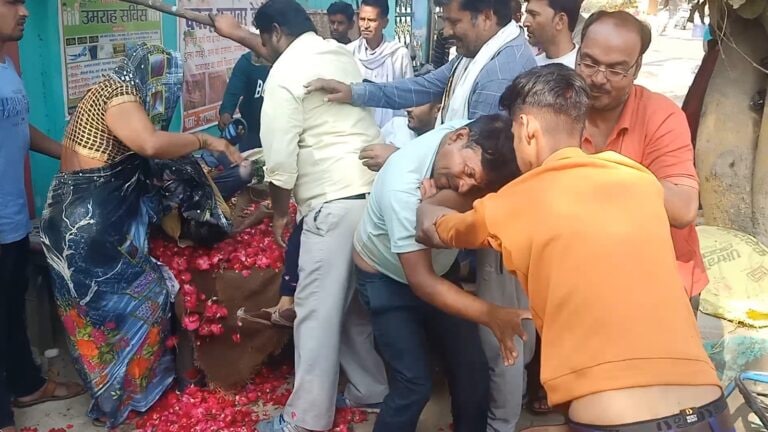 हमीरपुर: पत्नी ने की पति और बेटे की पिटाई, फैलाया दुकान में रखा सामान, Video हुआ वायरल UP Tak