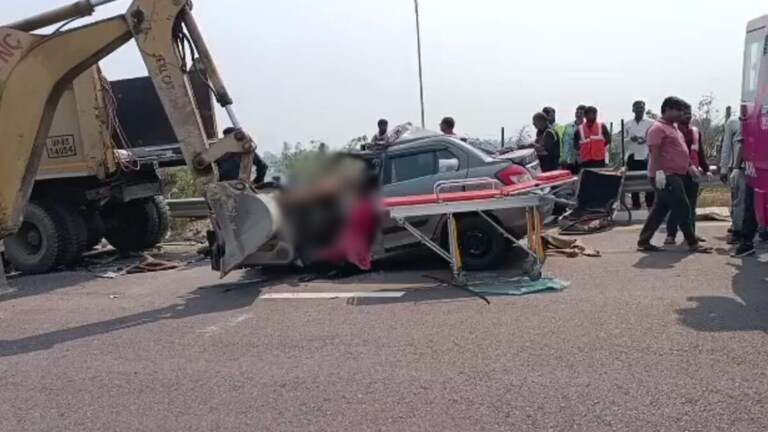 सुल्तानपुर: पूर्वांचल एक्सप्रेस-वे पर स्पीड का कहर, कार सवार 5 लोगों की मौके पर ही मौत UP Tak