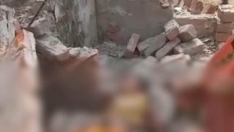 लखीमपुर खीरी: भ्रष्टाचार की भेंट चढ़ी जान, स्वच्छ भारत मिशन से बना शौचालय गिरा, मासूम की मौत सरकारी शौचाल अचानक ढह जाने से 5 साल के मासूम की हुई मौत