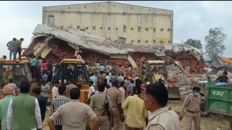 यूपी के संभल में ढह गया कोल्ड स्टोरेज, एक मजदूर की मौत, रेस्क्यू ऑपरेशन जारी UP Tak