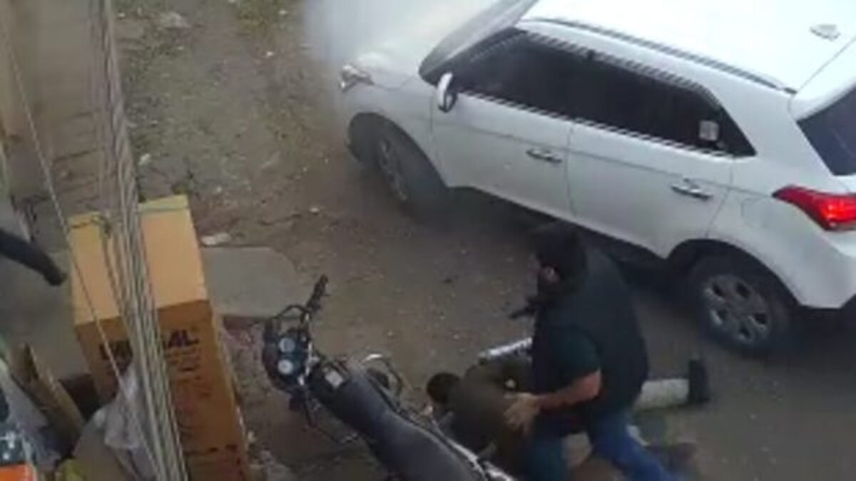 उमेश पाल पर बम फेंकने वाले गुड्डू मुस्लिम के घर PDA ने लगाया कारण बताओ नोटिस, दी ये चेतावनी UP Tak