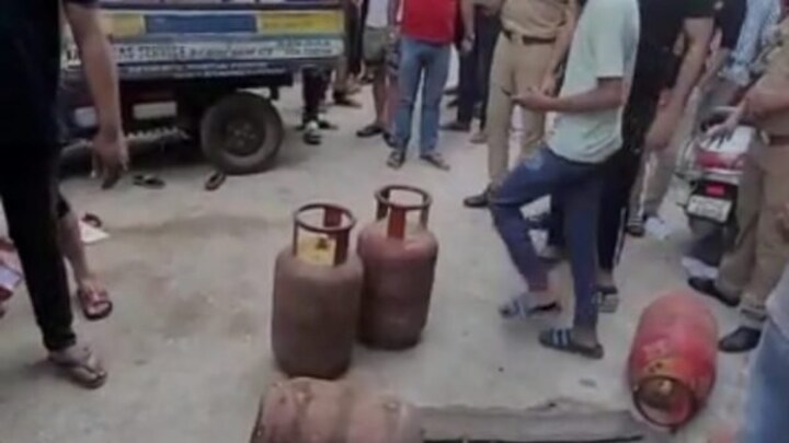 दर्दनाक! गाजियाबाद: घर के बाहर खेल रही थी दो मासूम, सिलेंडर भरा ई रिक्शा उनपर पलटा, मच गई चीख पुकार UP Tak