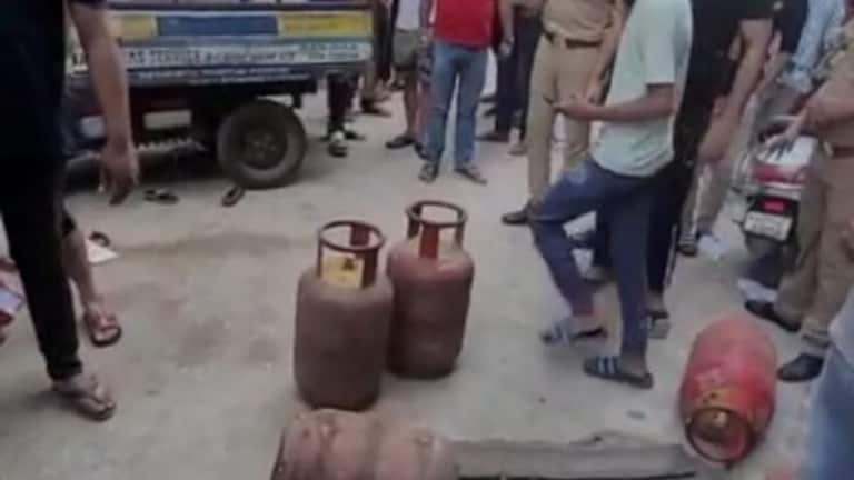 दर्दनाक! गाजियाबाद: घर के बाहर खेल रही थी दो मासूम, सिलेंडर भरा ई रिक्शा उनपर पलटा, मच गई चीख पुकार UP Tak