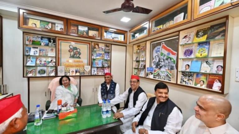 अखिलेश-ममता बनर्जी की मुलाकात की ये तस्वीर हुई वायरल, लोग याद दिला रहे ‘स्टूल’ वाला तंज UP Tak