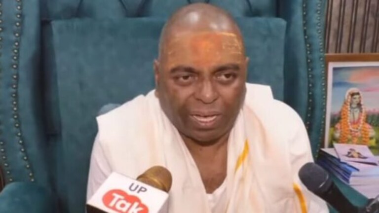 ‘शूटर पकड़वा दूंगा, रूस यूक्रेन वॉर रुकवा दूंगा’ जैसे दावे कर रहे करौली बाबा ने अब पूर्व DGP को लपेटा UP Tak