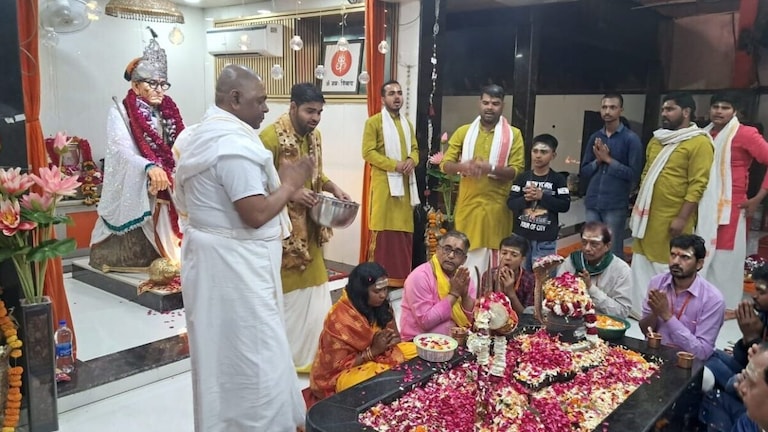 करौली बाबा ने बढ़ाई हवन की फीस, अब 1.50 लाख नहीं बल्कि देने होंगे इतने रुपए, चौंक जाएंगे आप UP Tak