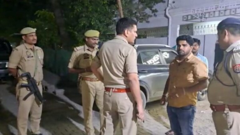 प्रयागराज में खौफ का आलम! पटाखे फूटे तो पूजा पाल के भाई ने समझा किसी ने मारे बम UP Tak