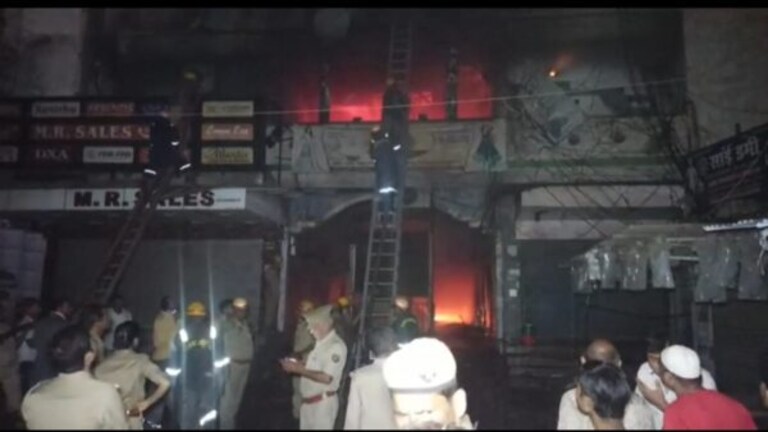 कानपुर में भीषण आग! अब तक 300 दुकानें खाक, कई जिलों से मंगवाई जा रही फायर ब्रिगेड UP Tak