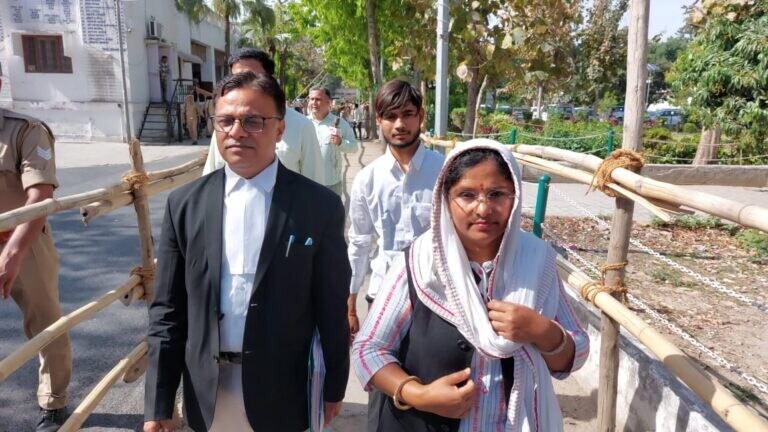 स्वार उपचुनाव: सपा प्रत्याशी अनुराधा चौहान बोलीं- ‘योगी जी ठाकुर हैं, उनका आशीर्वाद मिलेगा’ UP Tak