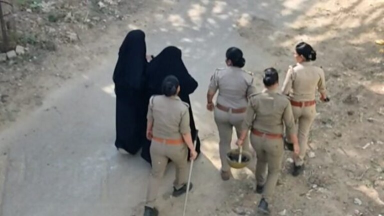 असद को अंतिम विदाई देने बुर्का में पहुंची महिला को पुलिस ने घेरा, तब पता चली ये सच्चाई UP Tak