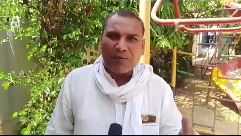 अतीक की कब्र पर तिरंगा रख भारत रत्न की मांग की! हुआ अरेस्ट, कांग्रेस ने पार्टी से भी निकाला atiqsupporter2