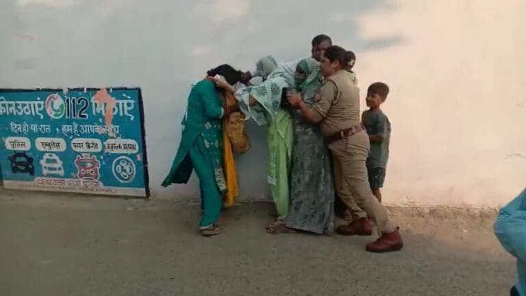औरैया: घरेलू विवाद में पुलिस स्टेशन पर सास-बहू के बीच मारपीट…बाल खींचे, लगाए थप्पड़ UP Tak