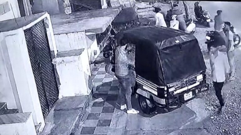 बस्ती में युवक का अनोखा कारनामा, बार में पहले पी शराब फिर वाइन की पेटी लेकर हुआ गायब UP Tak