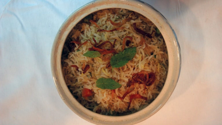 बाराबंकी में बिरियानी में लेग पीस न होने पर सिपाही ने काटा बवाल? दुकानदार से मारपीट का Video वायरल मेरठ में वोटरों को लुभाने के लिए बांटी जा थी बिरयानी? देग ही उठाकर भाग चले लोग, गजब का सीन