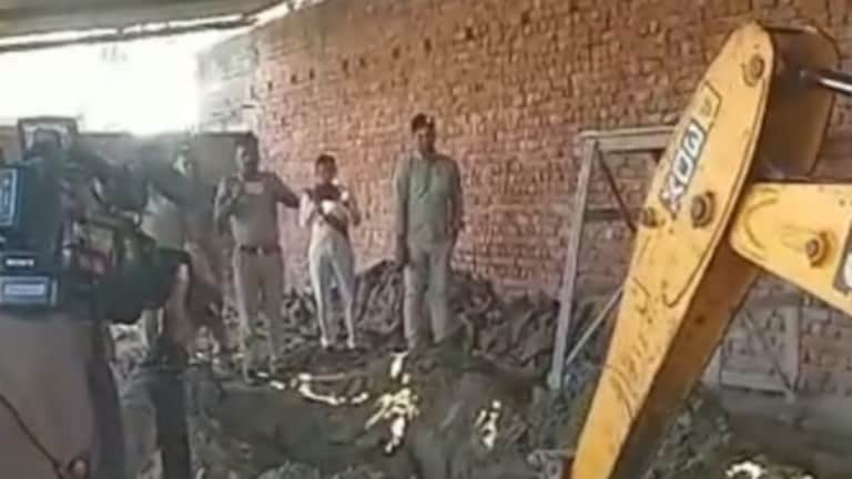 जेसीबी से हुई खुदाई तो जमीन से निकलने लगीं शराब की बोतलें, प्रतापगढ़ में ये देख चौंक गए लोग UP Tak