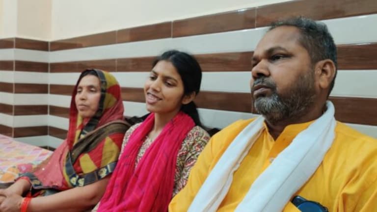 आगरा की दिव्या ने घर में बैठे-बैठे कर दिया कमाल, यूपीपीसीएस में हासिल की Rank-1 UP Tak