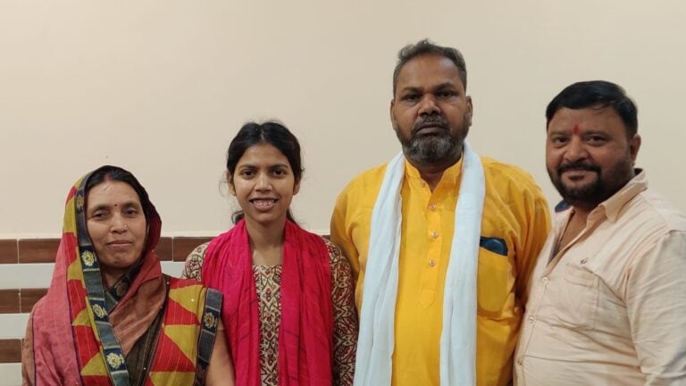 UPPCS-2022 में आगरा की दिव्या ने किया टॉप, माता-पिता ने बता दिया कामयाबी का राज! UP Tak