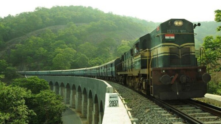 गोरखपुर मंडल में इस नई रेल लाइन को मिली मंजूरी, जानिए क्या होगा खास E_RMPi_VgAktKh8 (1)