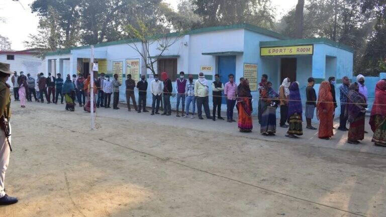 दो चरणों में होगा यूपी नगर निकाय चुनाव, जानिए आपके शहर में किस तारीख को होगी वोटिंग UP Tak