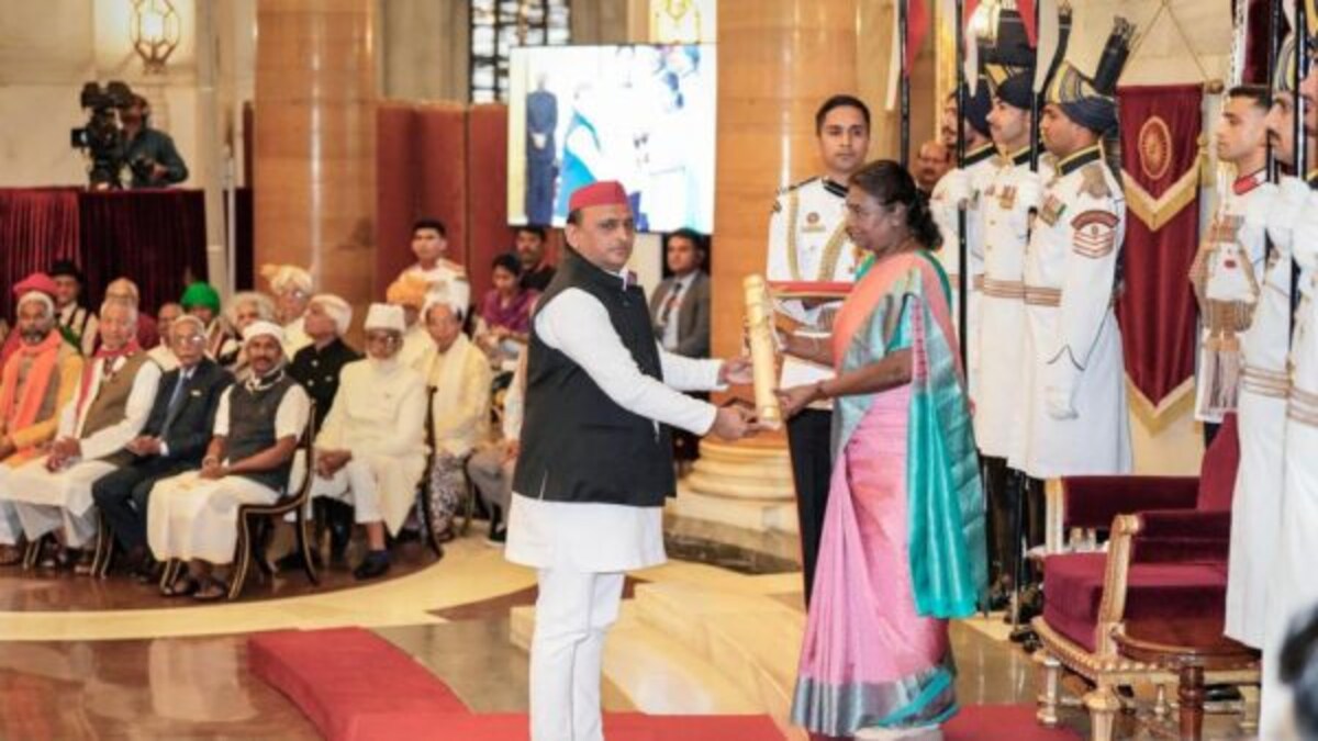 मुलायम सिंह यादव को मिला मरणोपरांत पद्म विभूषण, बेटे अखिलेश ने राष्ट्रपति भवन में किया ग्रहण UP Tak
