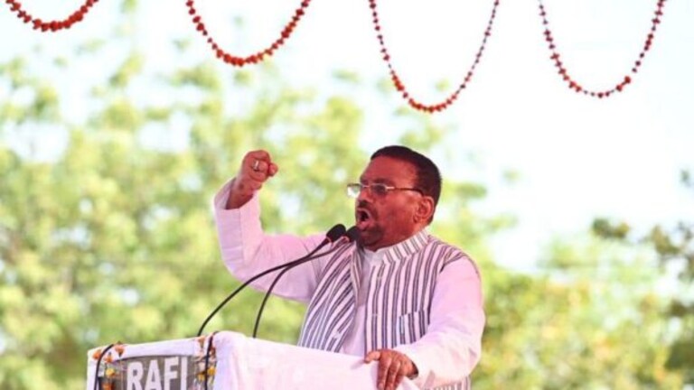 ‘मिले मुलायम-कांशीराम, हवा में उड़ गए जय श्रीराम’ के नारे लगाने पर स्वामी मौर्य के खिलाफ केस दर्ज UP Tak