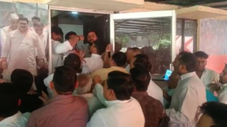 गाजियाबाद में भिड़े BJP कार्यकर्ता, जमकर चले लात-घूसे, टिकट बंटवारे को लेकर हुआ बवाल UPTak