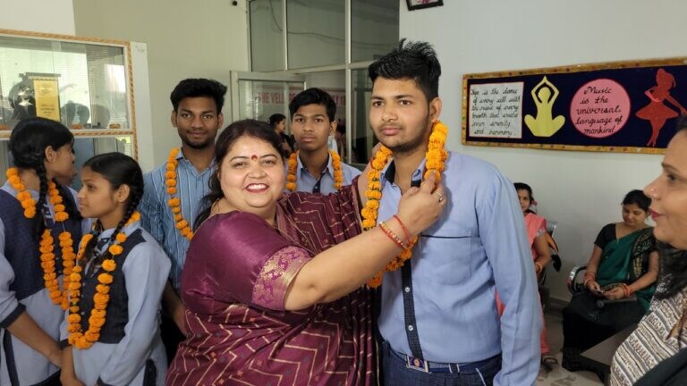 हरदोई: मां-बाप की मौत के बाद भी नहीं हारी हिम्मत, यूपी बोर्ड के 10वीं की रिजल्ट में किया कमाल UP Tak