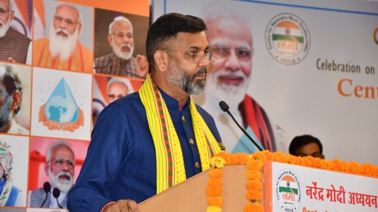 BJP नेताओं संग तस्वीर दिखा गाजीपुर से गुजरात तक फ्रॉड? संजय शेरपुरिया अरेस्ट, जानें कहानी UP Tak