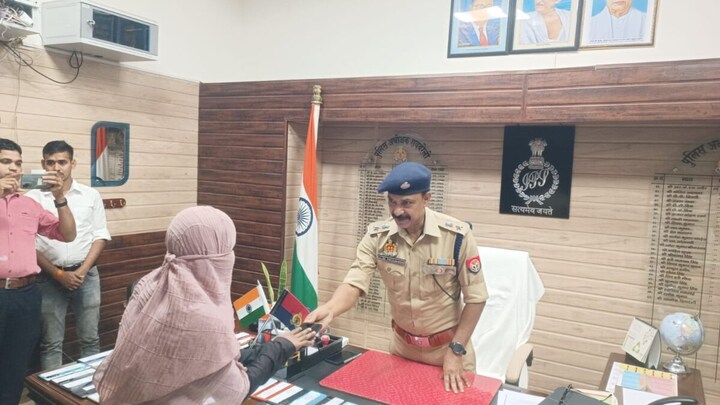 रायबरेली पुलिस ने चोरों की अक्ल ठिकाने लगाई, चोरी हुए 111 मोबाइल फोन उनके मालिकों को लौटाए UP Tak