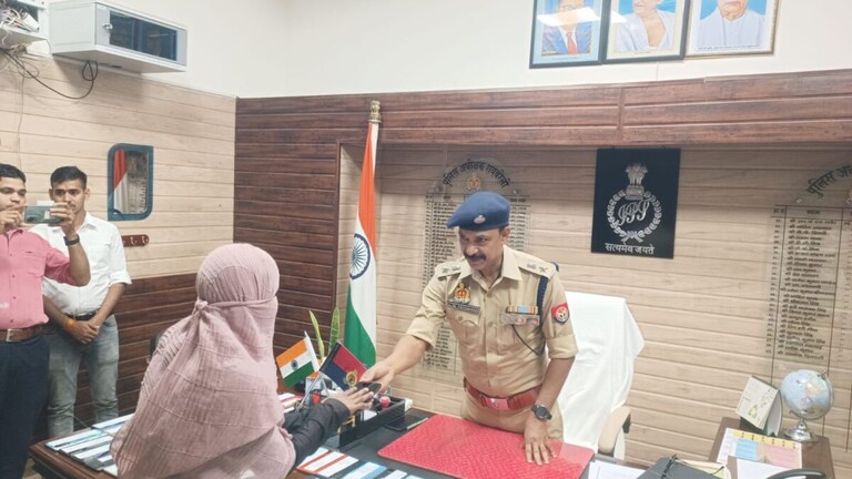 रायबरेली पुलिस ने चोरों की अक्ल ठिकाने लगाई, चोरी हुए 111 मोबाइल फोन उनके मालिकों को लौटाए UP Tak