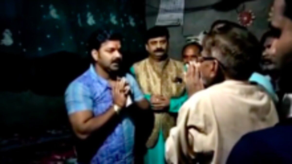 भदोही में आकांक्षा के घर पहुंचे पवन सिंह, एक्ट्रेस के माता-पिता को देख हुए भावुक, कही ये बात UP Tak