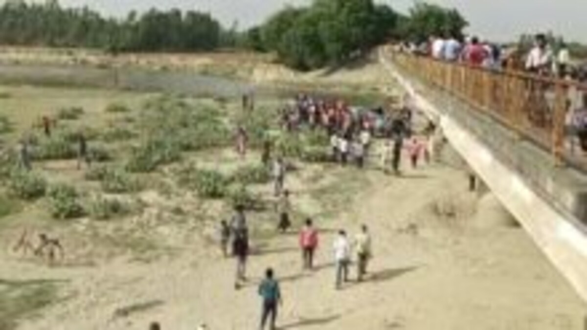 शाहजहांपुर में बड़ा हादसा, पुल से नीचे गिरे ट्रैक्टर-ट्रॉली, सात बच्चों समेत 11 की मौत UP Tak