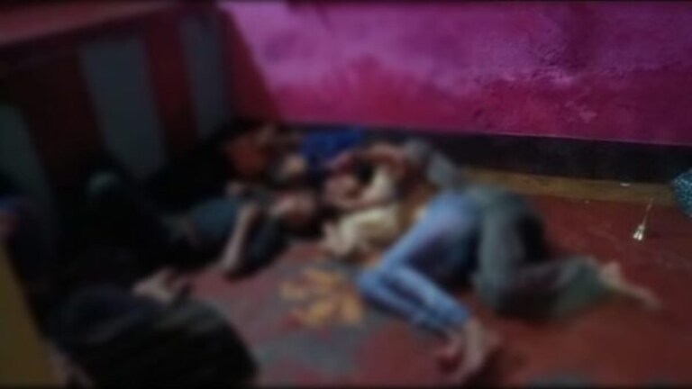 शाहजहांपुर: भूखे-प्यासे कमरे में तीन-चार दिन से बंद मां और 5 बच्चों का रेस्क्यू, तंत्र-मंत्र का शक UP Tak