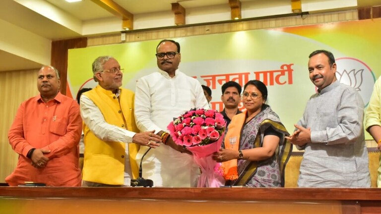 सपा ने अर्चना वर्मा को शाहजहांपुर से बनाया था मेयर उम्मीदवार, BJP में गईं, घर से उतारा झंडा UP Tak