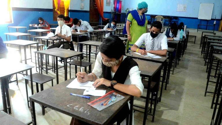 अब साल में दो बार होगी बोर्ड परीक्षा, 11वीं-12वीं के छात्र अपना पसंदीदा विषय चुन सकेंगे students6